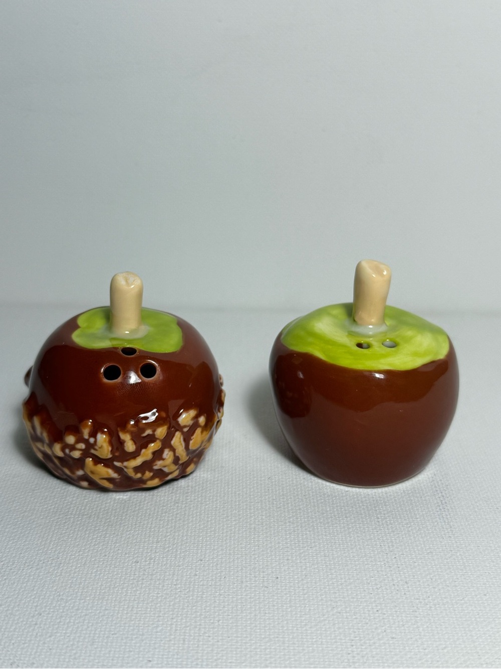 Cracker Barrel Caramel Apple Salt & Pepper Shakers Stoneware Set NWT